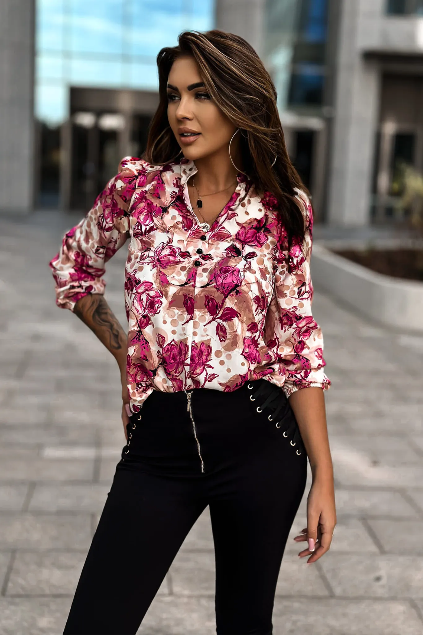 Blusa avorio a stampa floreale beige fucsia con scollo a V e bottoncini