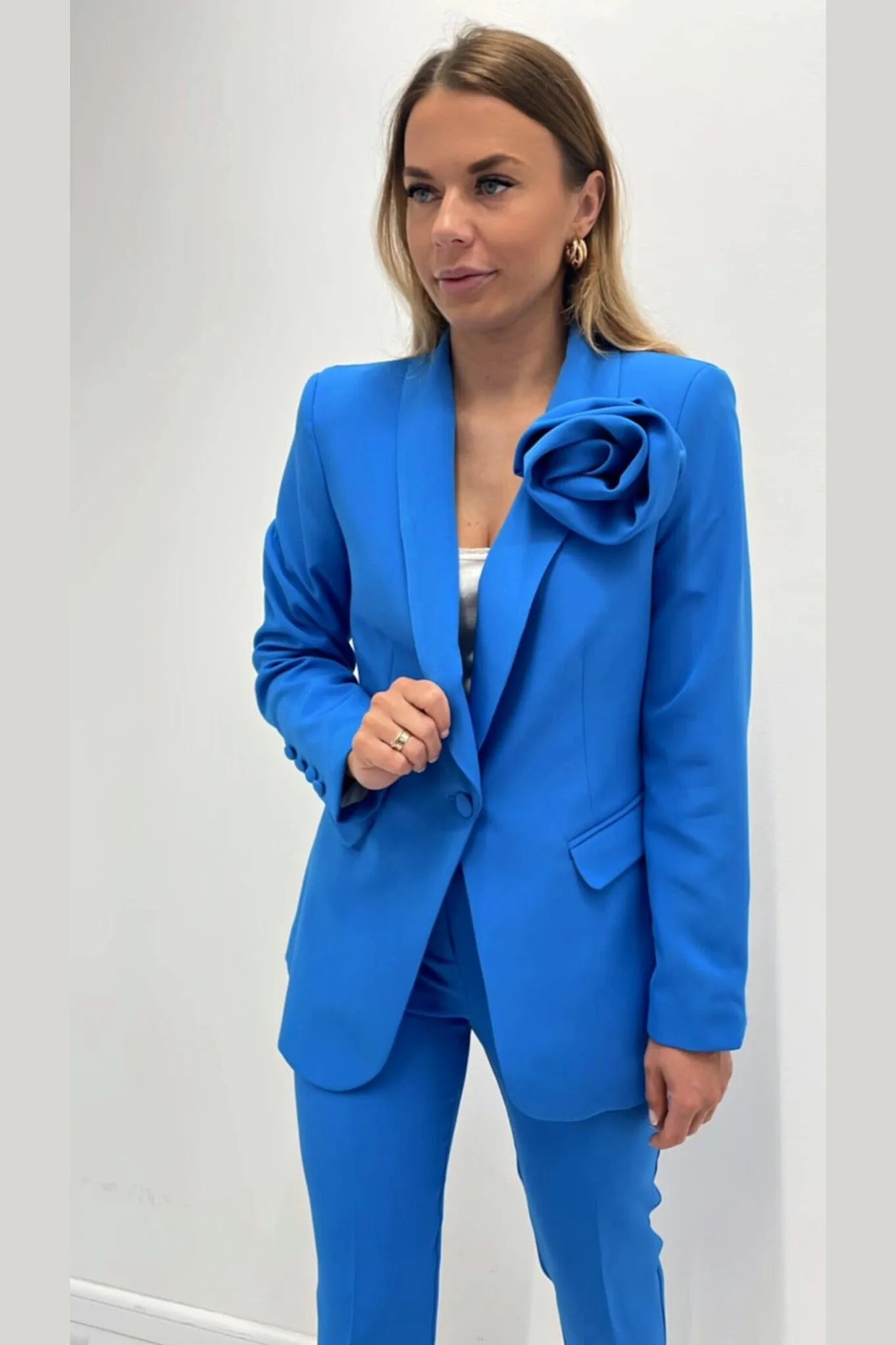 Completo tailleur elegante blu giacca con spilla a fiore rimovibile e pantaloni a sigaretta