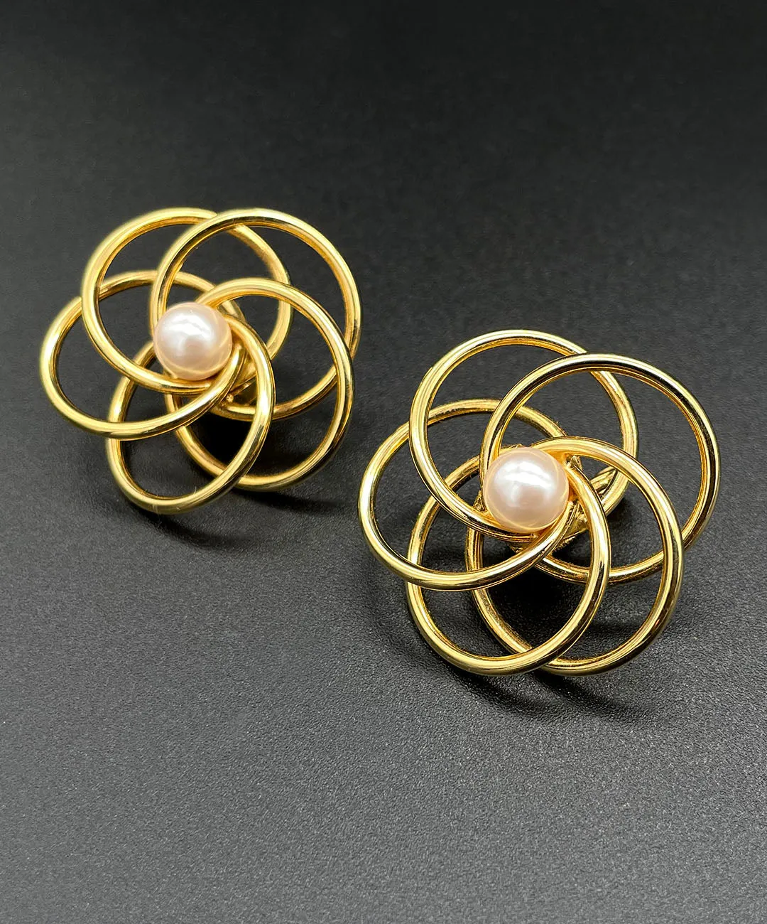 【USA輸入】ヴィンテージ MONET ループ フラワー パール イヤリング/Vintage MONET LOOP Flower Pearl Clip On Earrings