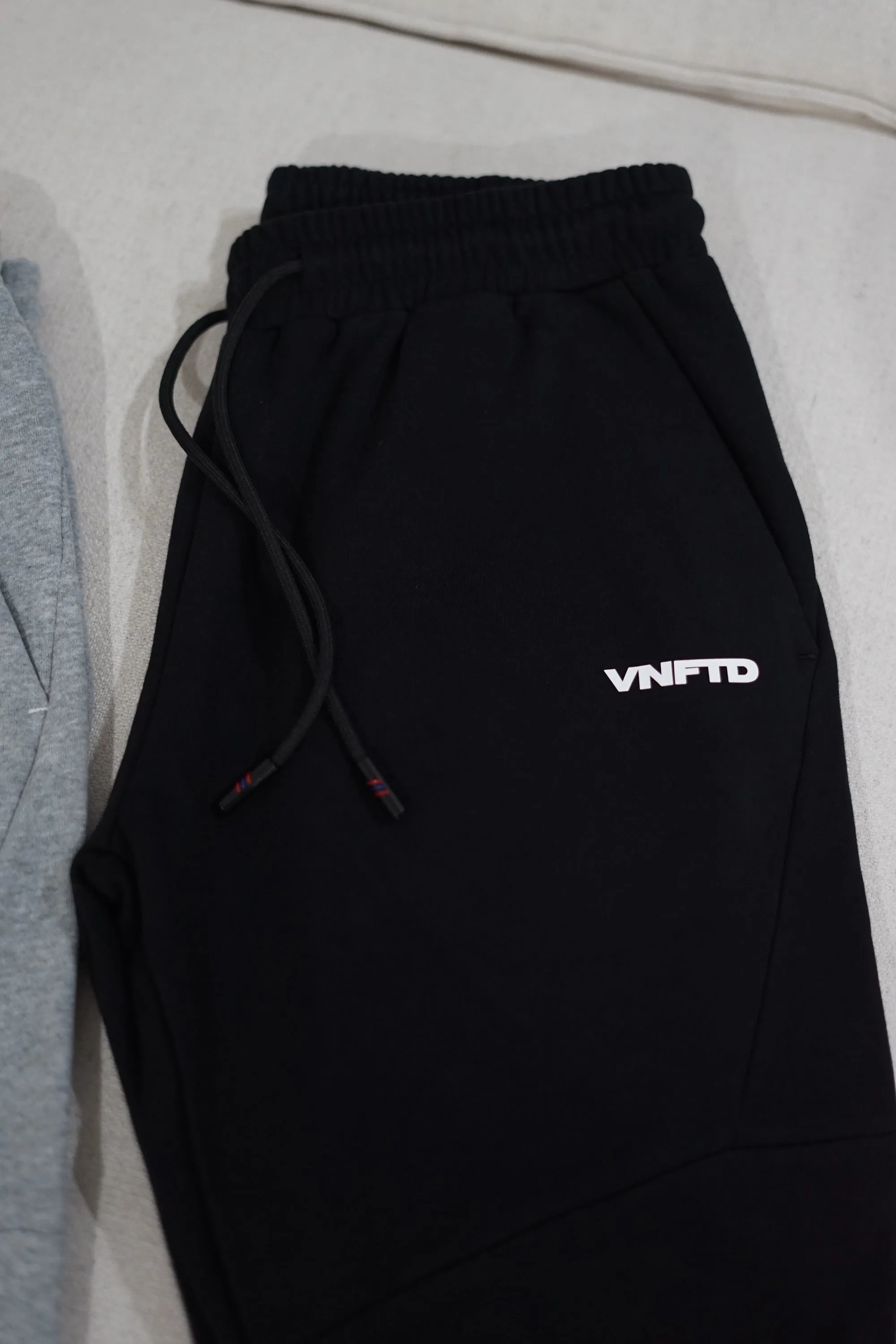 V-FLEECE PANELLED JOGGERS